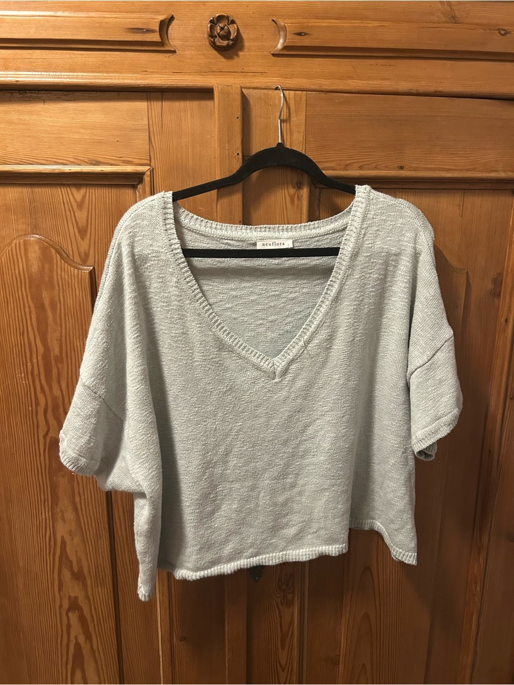 Neuflora Cropped V-Neck Knit Top light sage green